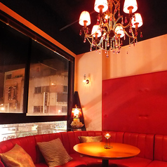 真っ赤なソファ席と華やかなシャンデリアが広がる店内で素敵な時間をお過ごしください♪（写真）